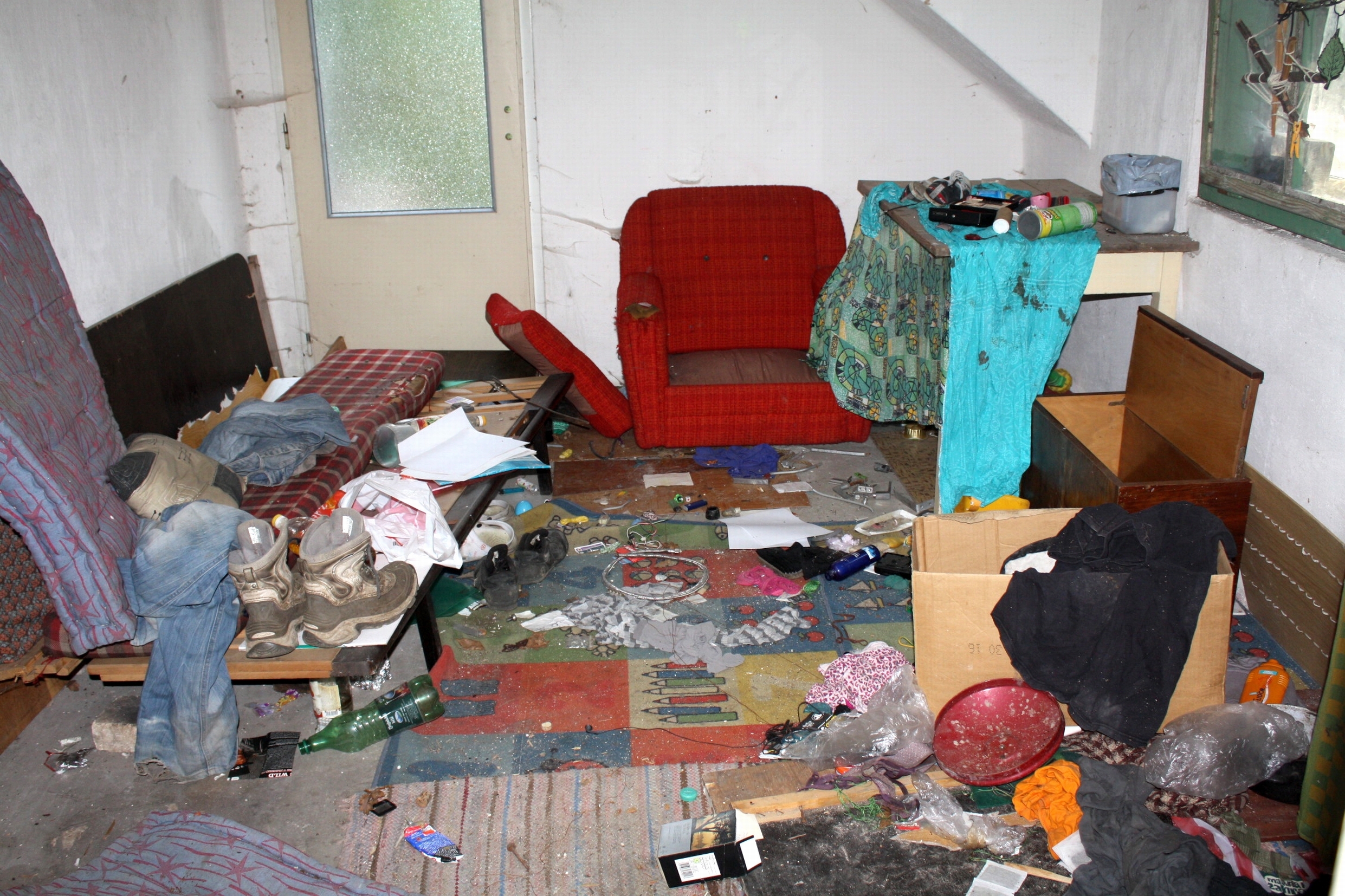 Squalor cleaning services in Ottawa, addressing extreme clutter, hoarding, and unsanitary conditions beyond regular cleaning.